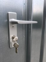 3m Baucontainer mit Einflügeltür längsseitig und Kranösen
